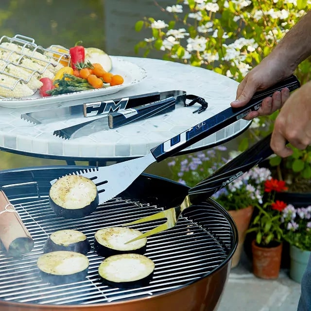 https://www.uncommongoods.com/product/hockey-stick-bbq-set